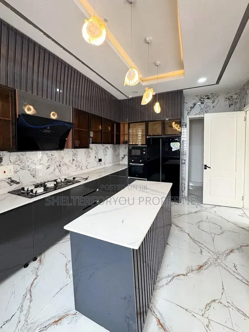 5bdrm Duplex in Lekki Phase 1 for sale in Lekki Phase 1