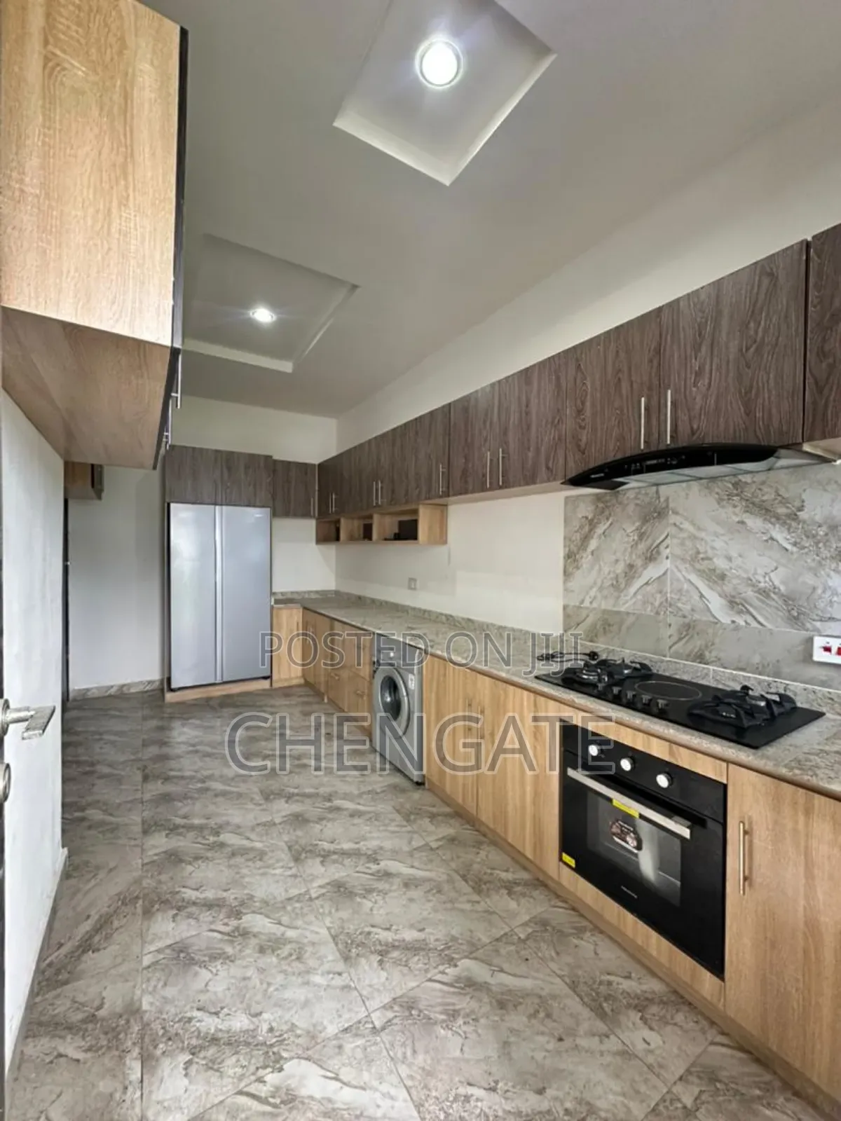 5bdrm Duplex in Chevron for sale in Chevron
