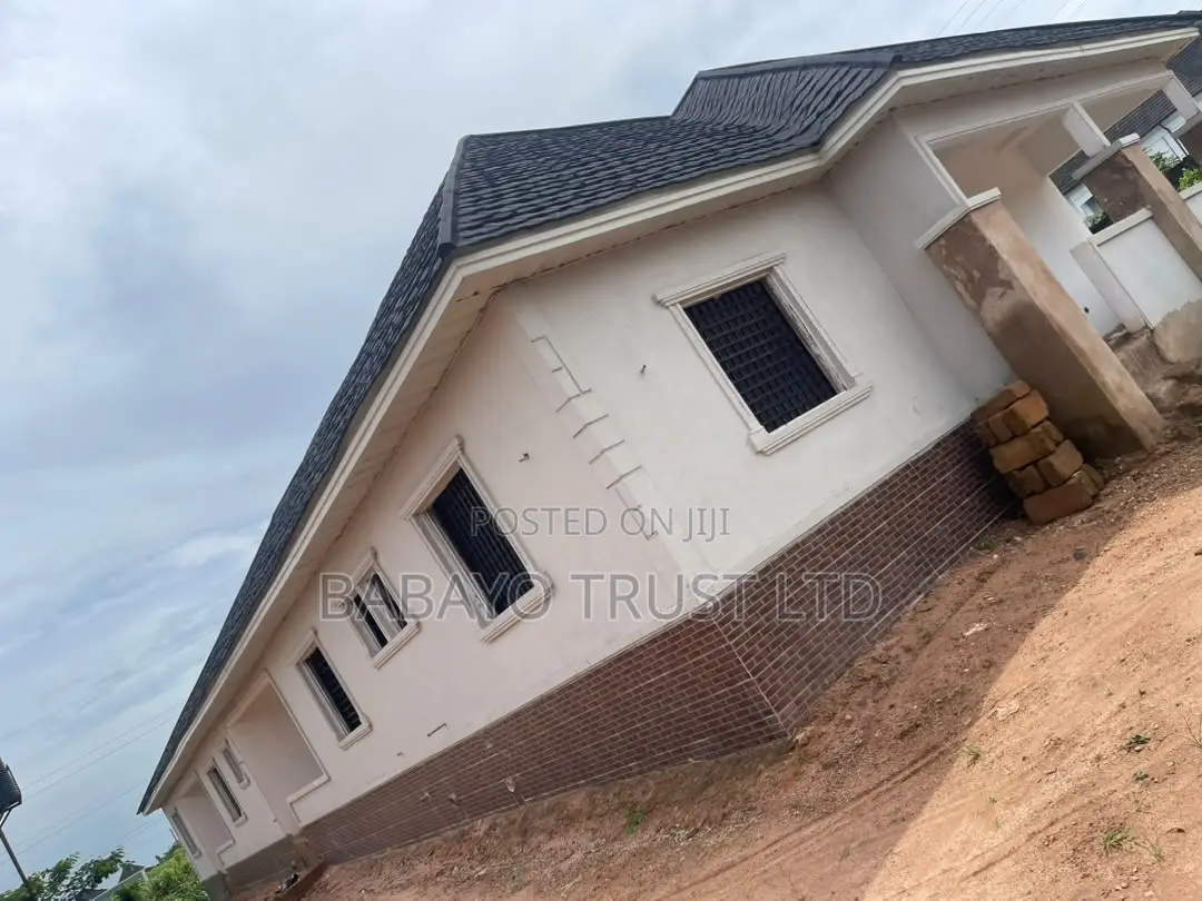 6bdrm Block of Flats in Benin City for sale in Benin City