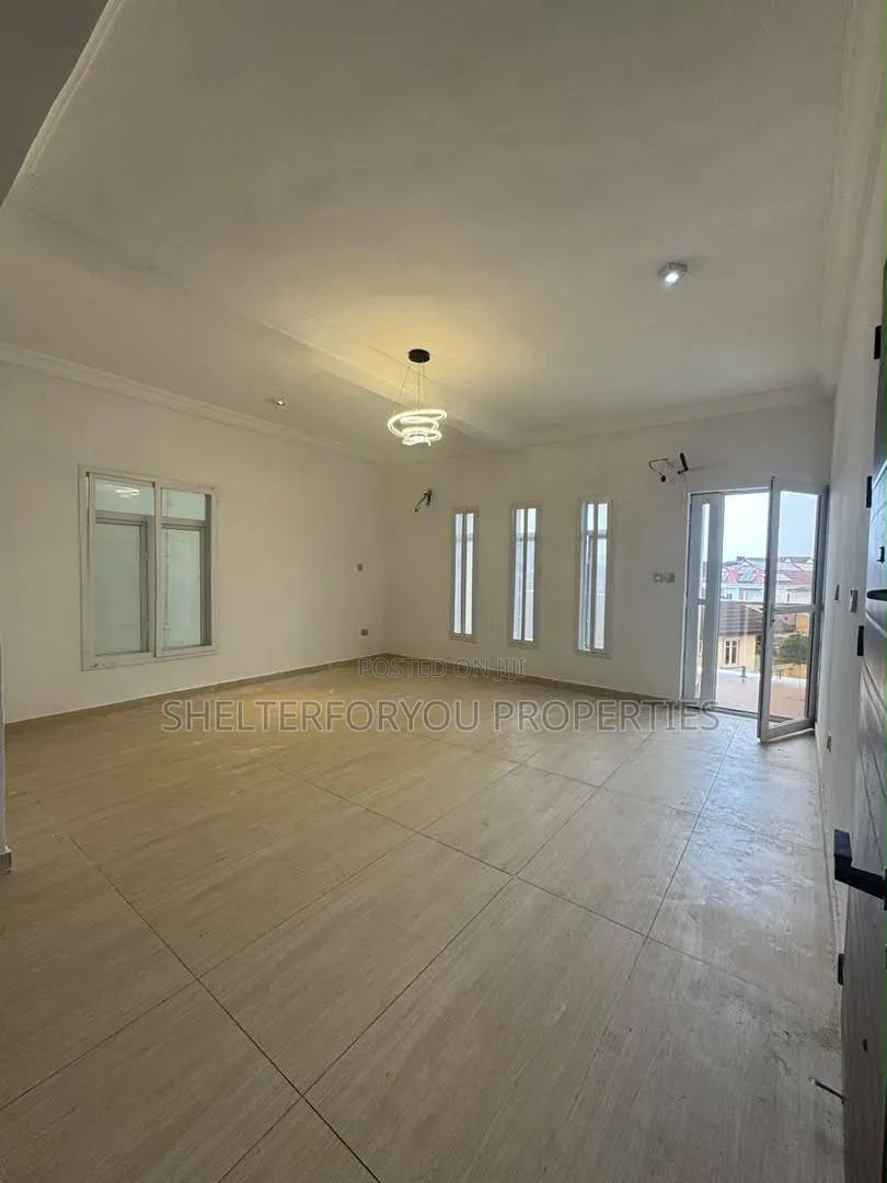 2bdrm Maisonette in Lekki Phase 1 for sale in Lekki Phase 1