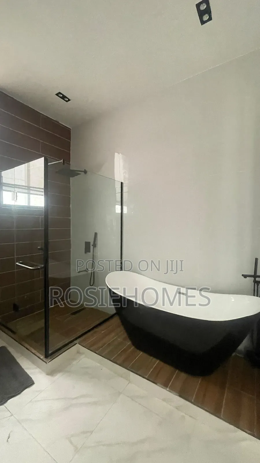 5bdrm Duplex in Cheers, Chevron for sale in Chevron