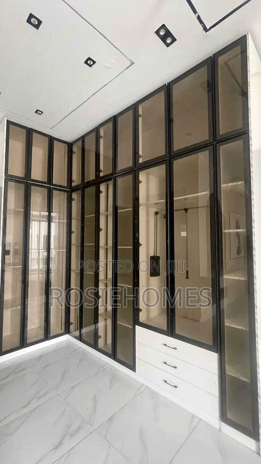 5bdrm Duplex in Cheers, Chevron for sale in Chevron