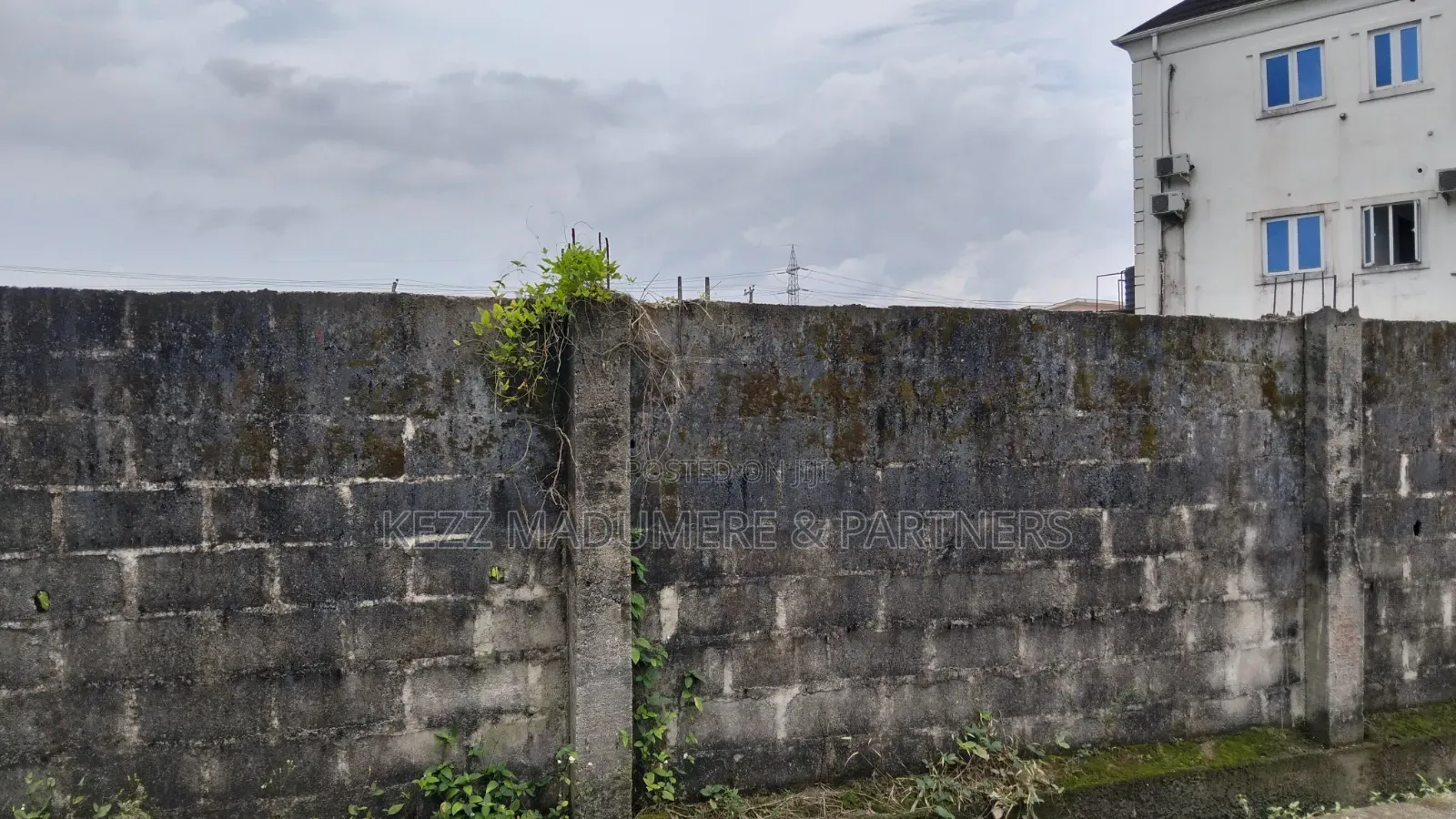 For Sale : 3 1⁄2 Plots With Old Building at D Line , Ph in D-Line