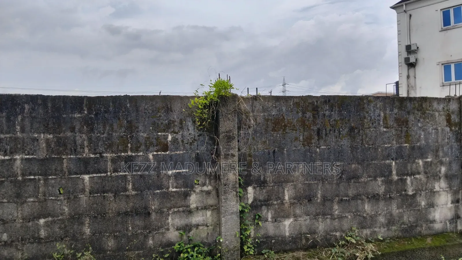 For Sale : 3 1⁄2 Plots With Old Building at D Line , Ph in D-Line