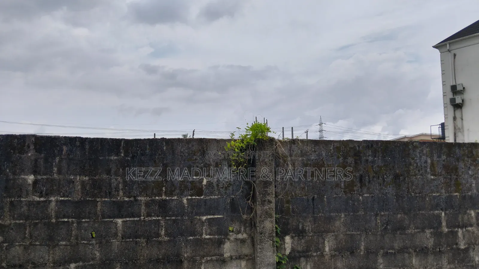 For Sale : 3 1⁄2 Plots With Old Building at D Line , Ph in D-Line