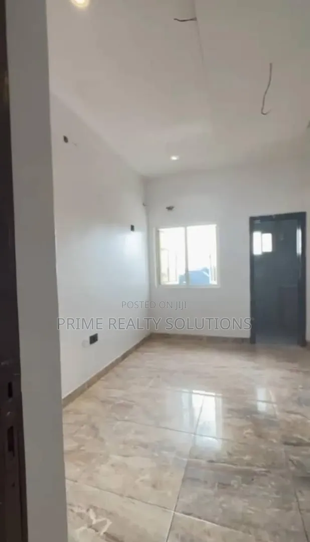 Mini Flat in Canal West Estate for rent in Osapa london