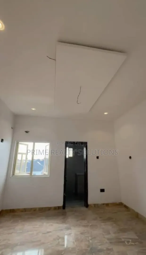 Mini Flat in Canal West Estate for rent in Osapa london