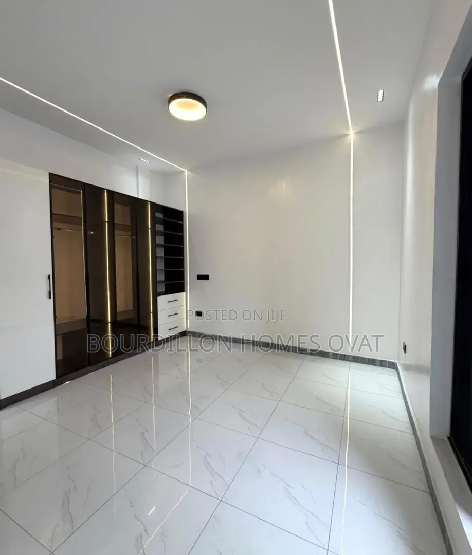 5bdrm Duplex in Osapa London Lekki for sale in Osapa london