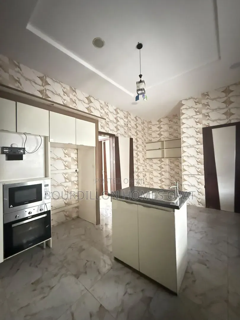 5bdrm Duplex in Ikota Villa Estate for rent in Ikota