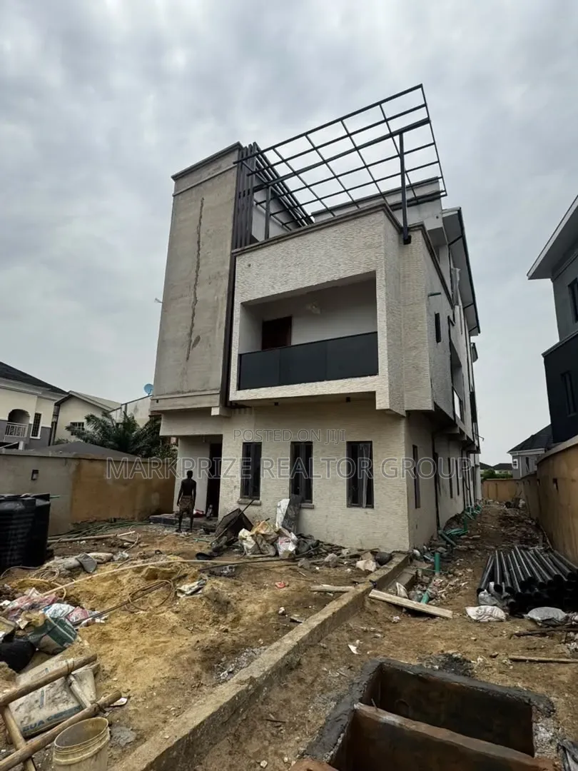 3bdrm Apartment in Gbagada Lagos for sale in New Garage / Gbagada