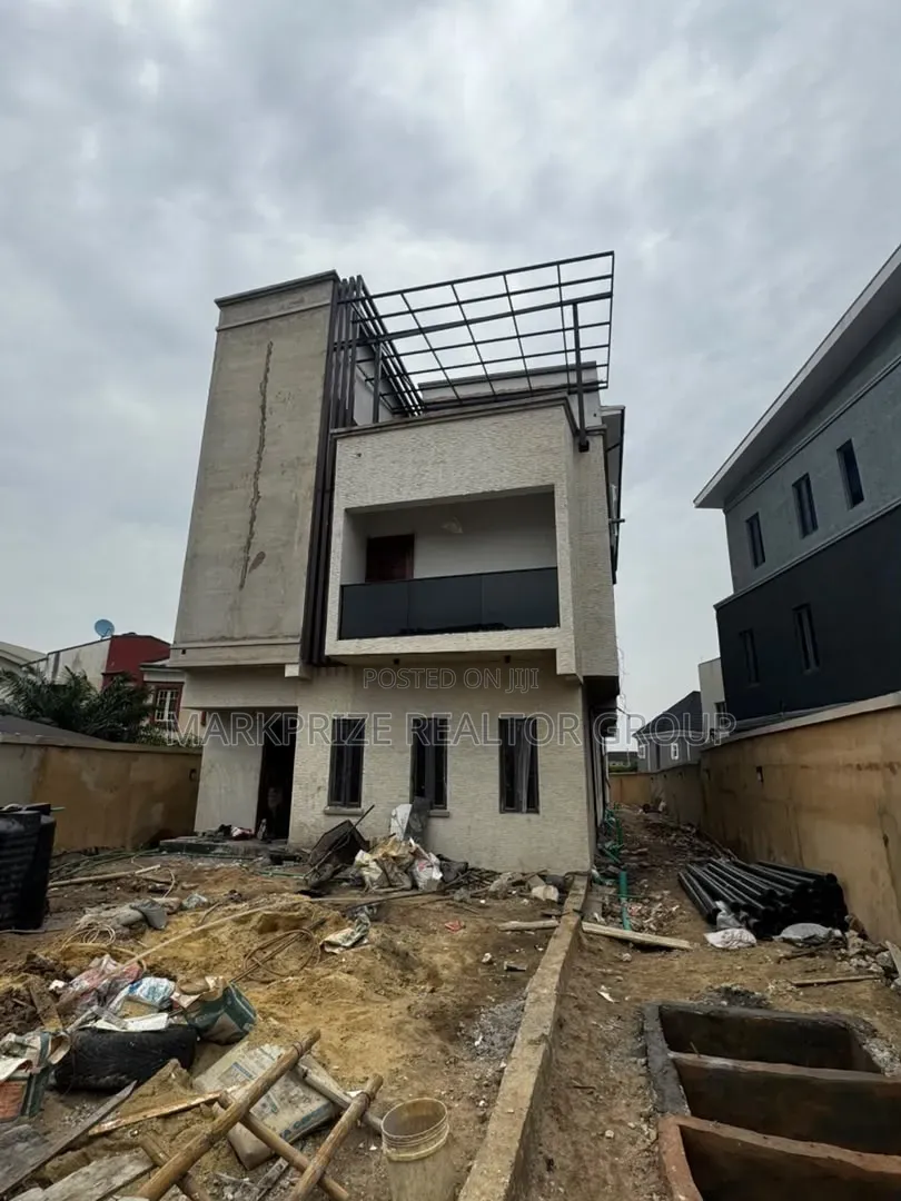 3bdrm Apartment in Gbagada Lagos for sale in New Garage / Gbagada