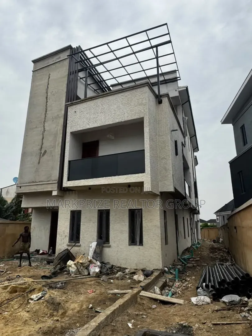 3bdrm Apartment in Gbagada Lagos for sale in New Garage / Gbagada