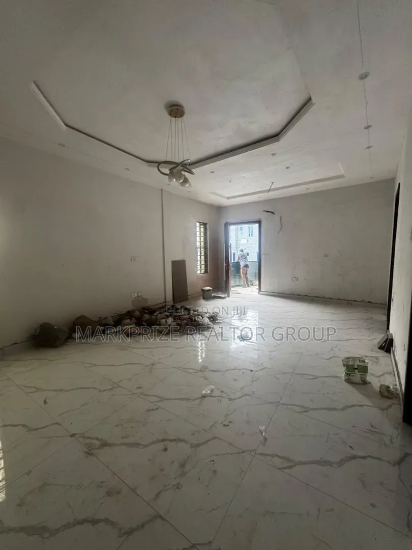 3bdrm Apartment in Gbagada Lagos for sale in New Garage / Gbagada