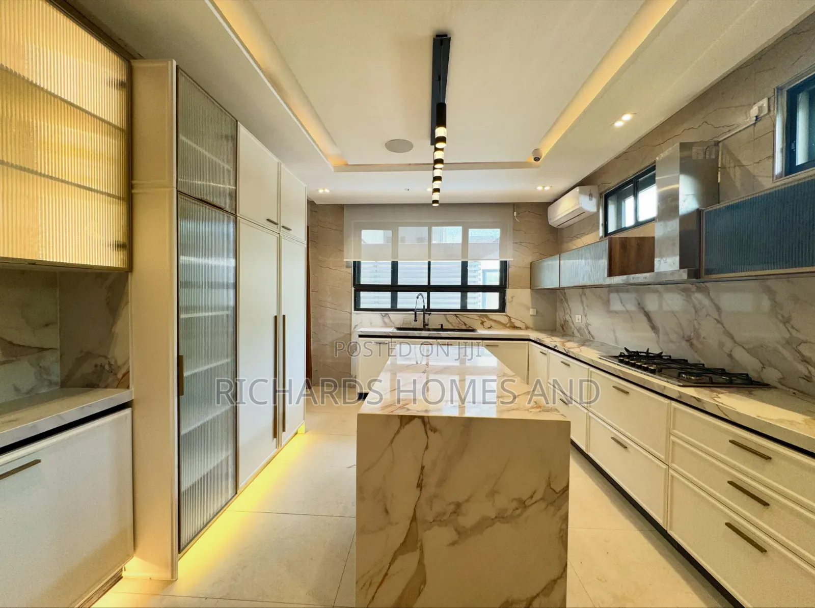5bdrm Duplex in Banana Island for sale in Banana Island