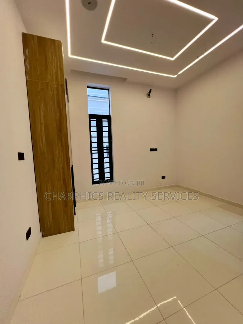 5bdrm Duplex in Ikota for sale in Ikota