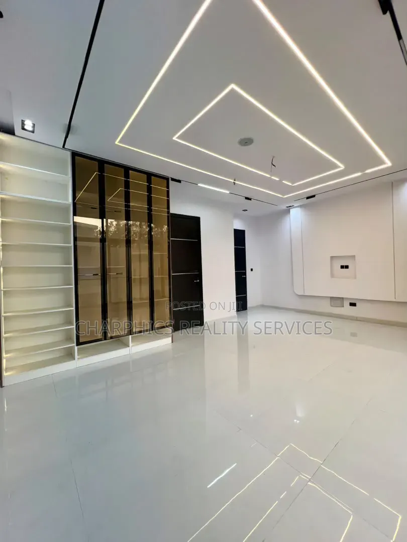 5bdrm Duplex in Ikota for sale in Ikota