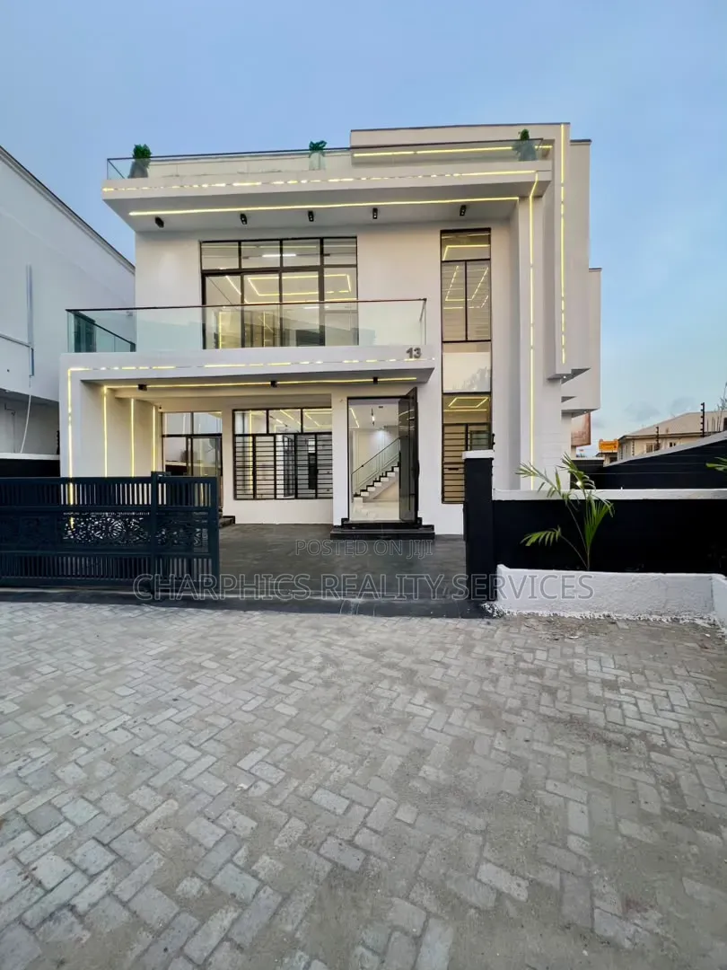 5bdrm Duplex in Ikota for sale in Ikota