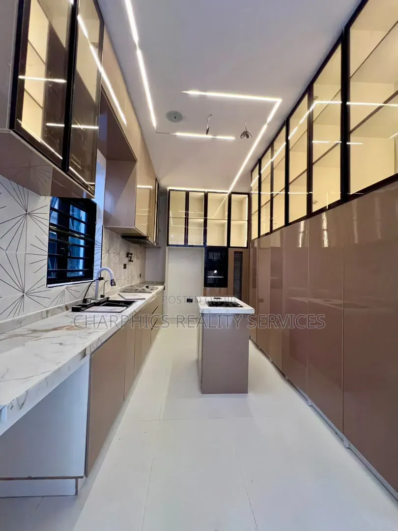 5bdrm Duplex in Ikota for sale in Ikota