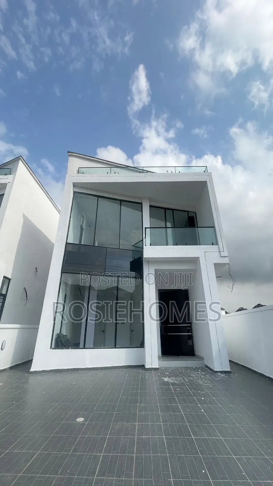 5bdrm Duplex in Chevron for sale in Chevron