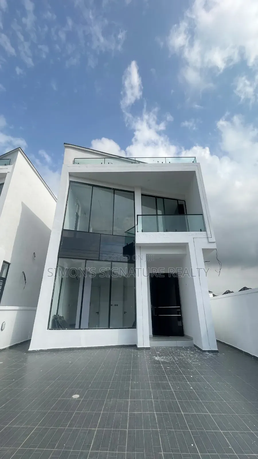 5bdrm Duplex in Chevron for sale in Chevron