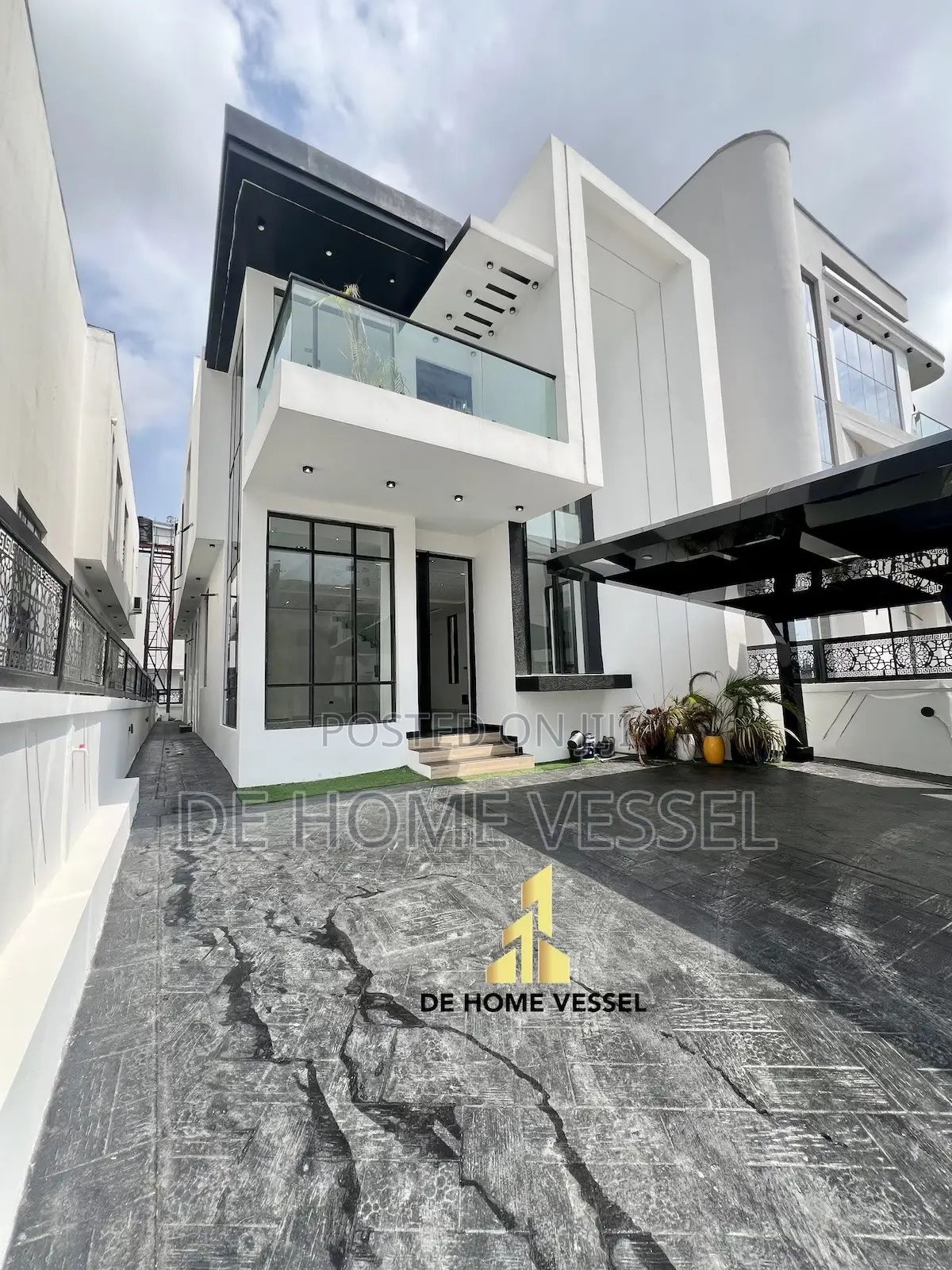 5bdrm Duplex in Chevron for sale in Chevron
