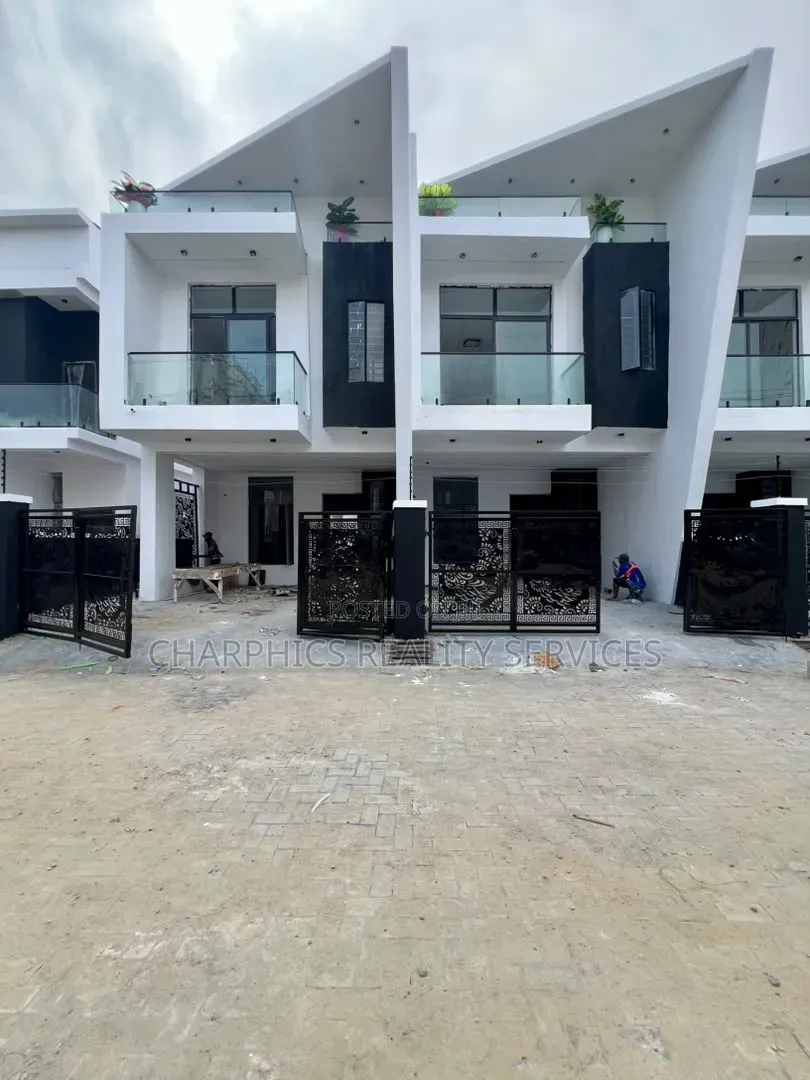 3bdrm Duplex in Ikota for sale in Ikota