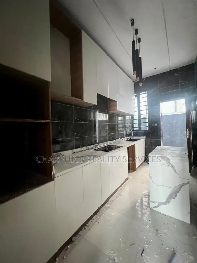 3bdrm Duplex in Ikota for sale in Ikota