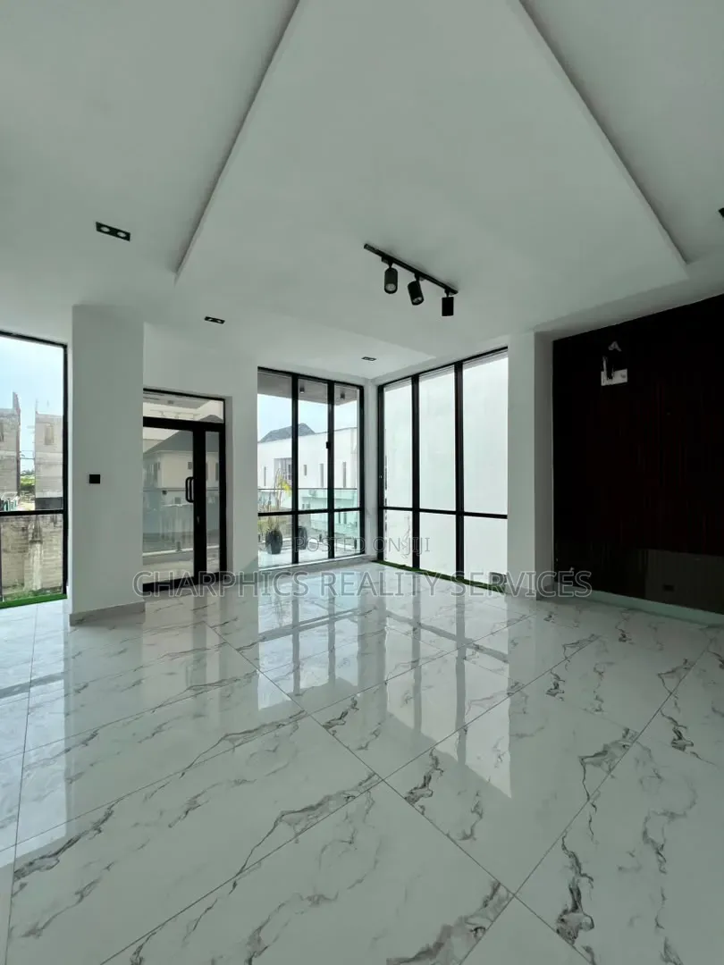 5bdrm Duplex in Chevron for sale in Chevron