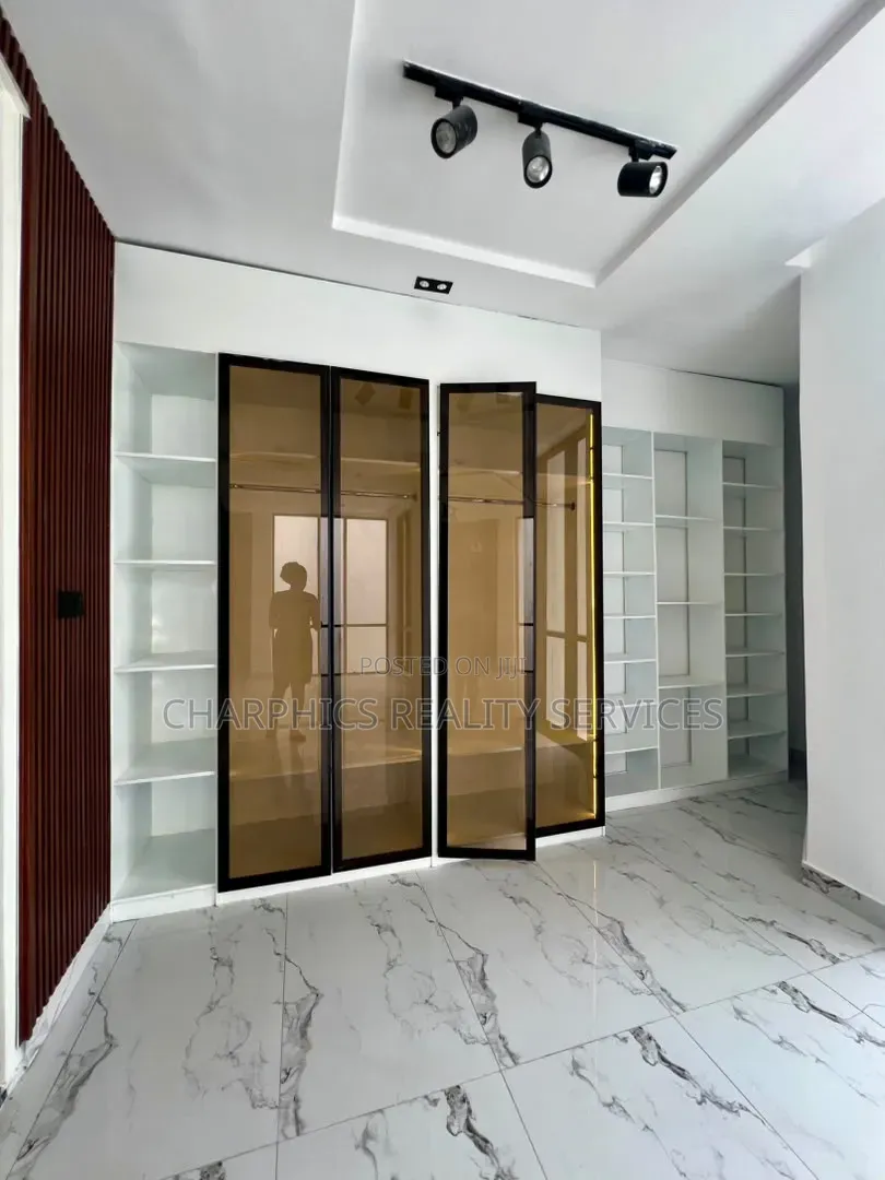 5bdrm Duplex in Chevron for sale in Chevron