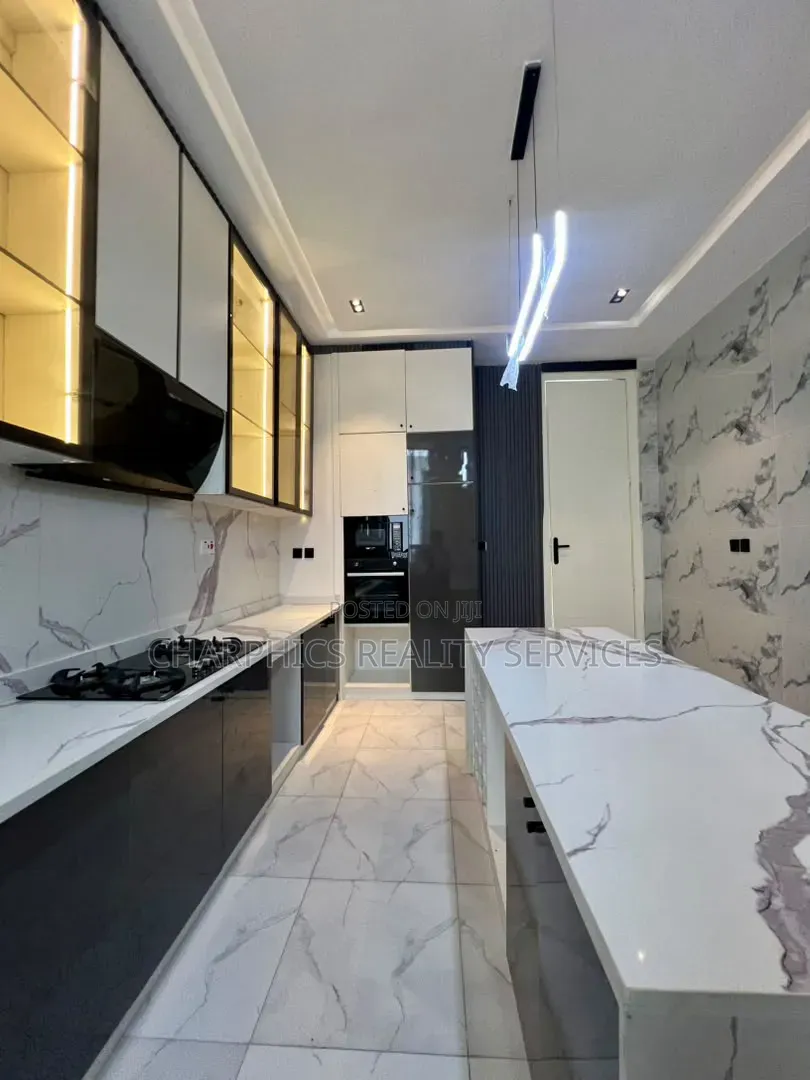 5bdrm Duplex in Chevron for sale in Chevron