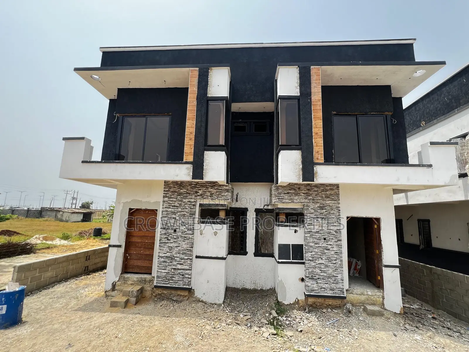 3bdrm Duplex in Chevron for sale in Chevron