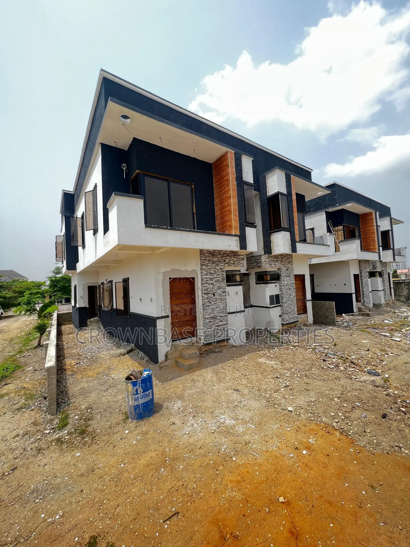 3bdrm Duplex in Chevron for sale in Chevron