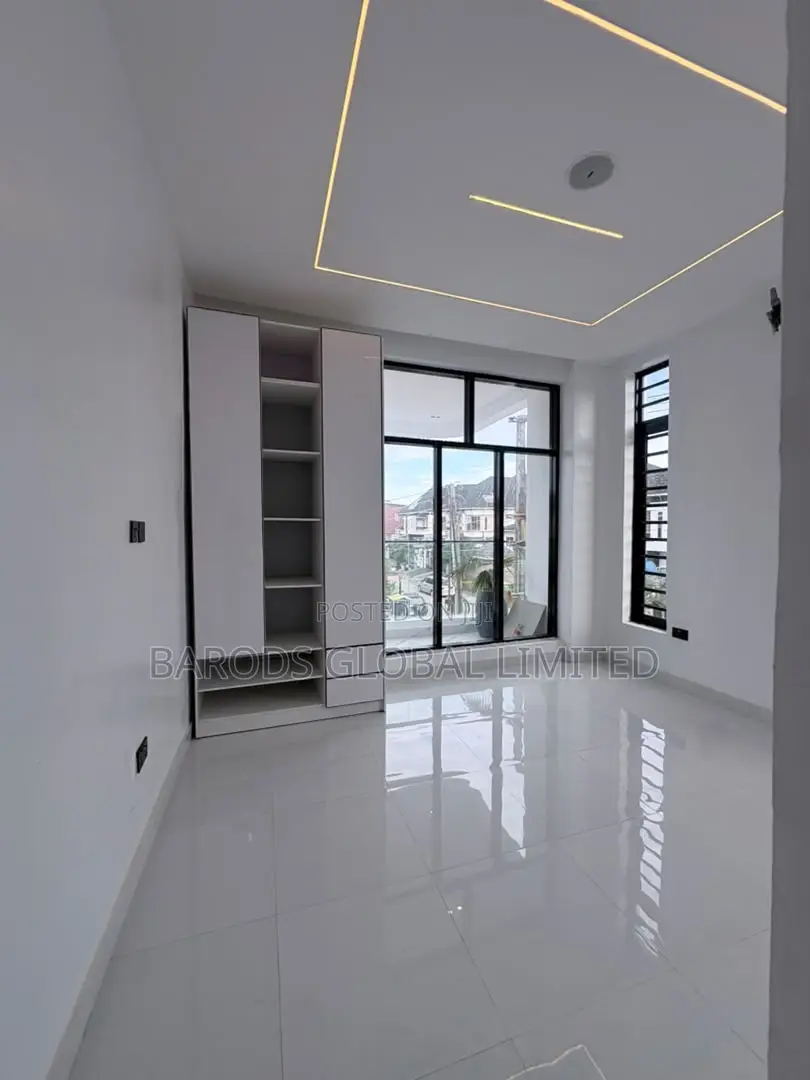 5bdrm Duplex in Chevron for sale in Chevron