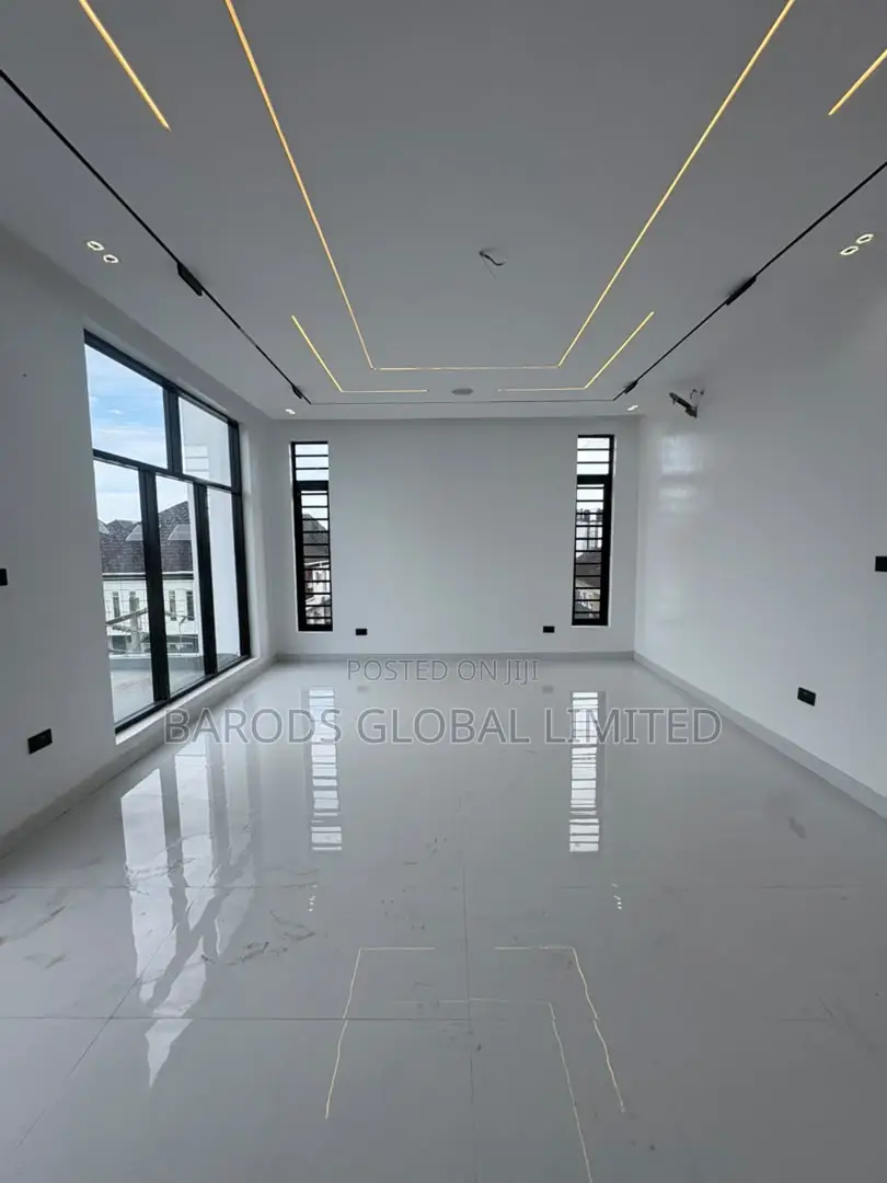 5bdrm Duplex in Chevron for sale in Chevron