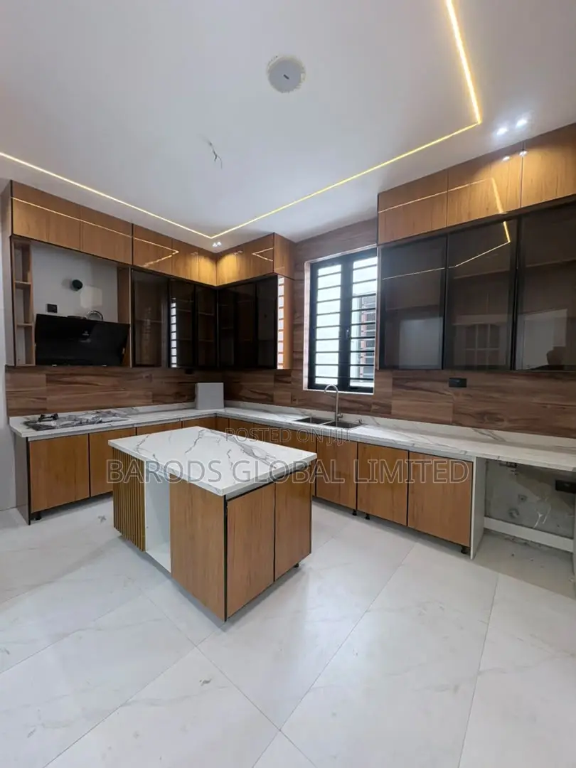 5bdrm Duplex in Chevron for sale in Chevron
