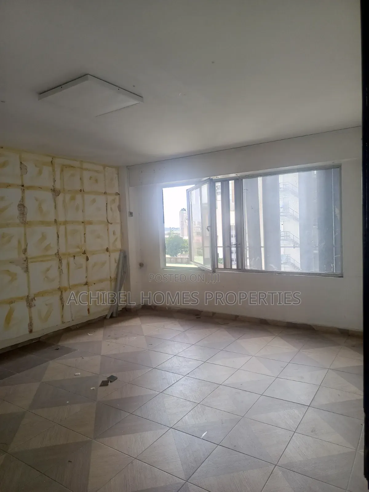An 80 Square Meter Office Space in Lagos Island / Lagos Island