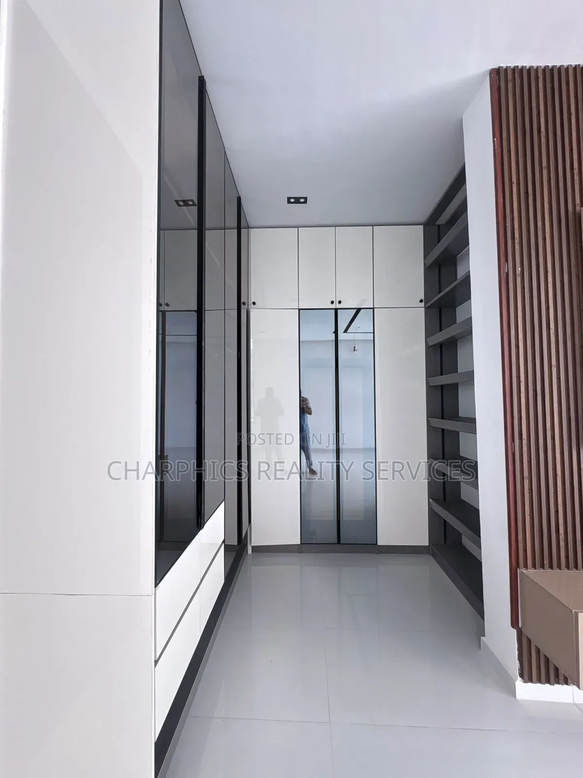4bdrm Duplex in Chevron for sale in Chevron