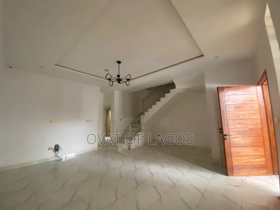 4bdrm Duplex in Ikota Villa for rent in Ikota