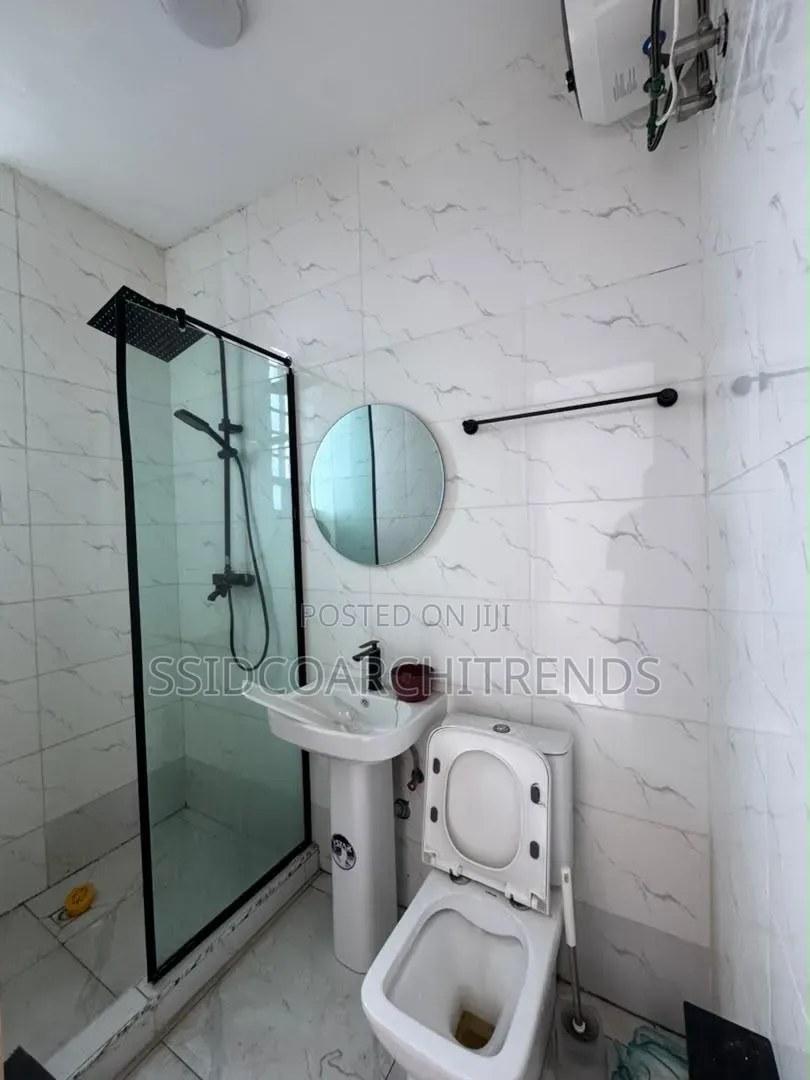 2bdrm Apartment in Gated Compound, Chevron for rent in Chevron