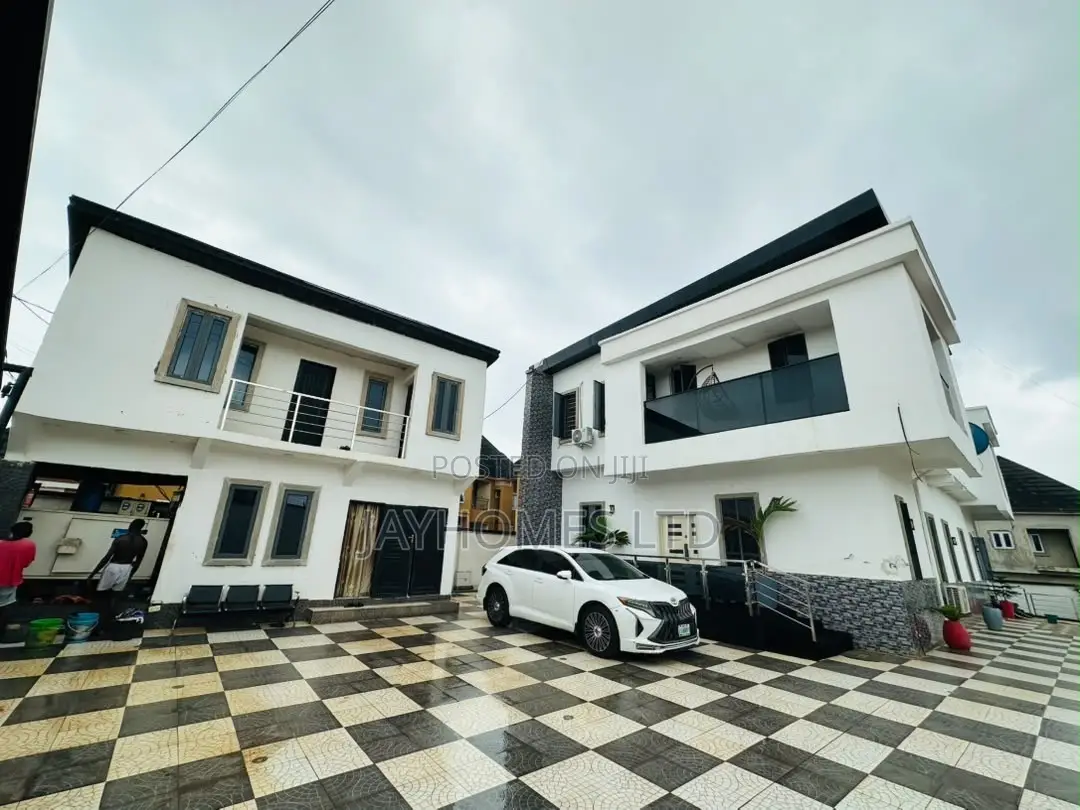 4bdrm Duplex in Redeem Road, Oshimili South for sale in Oshimili South