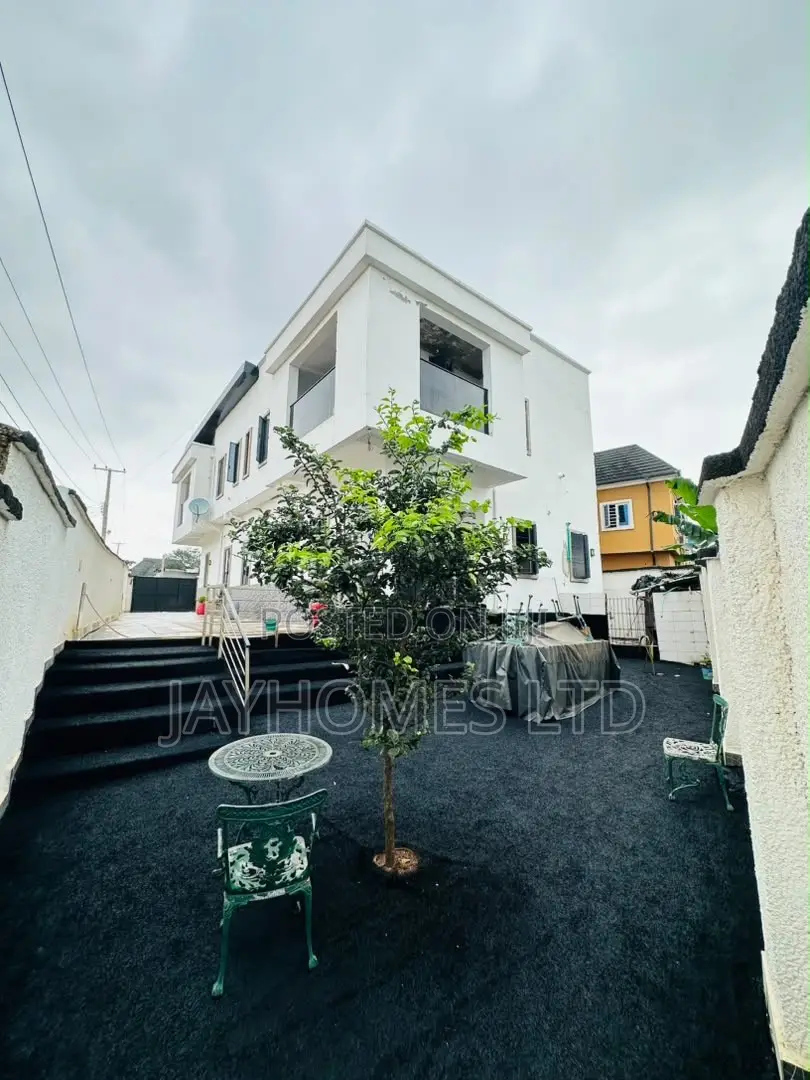 4bdrm Duplex in Redeem Road, Oshimili South for sale in Oshimili South
