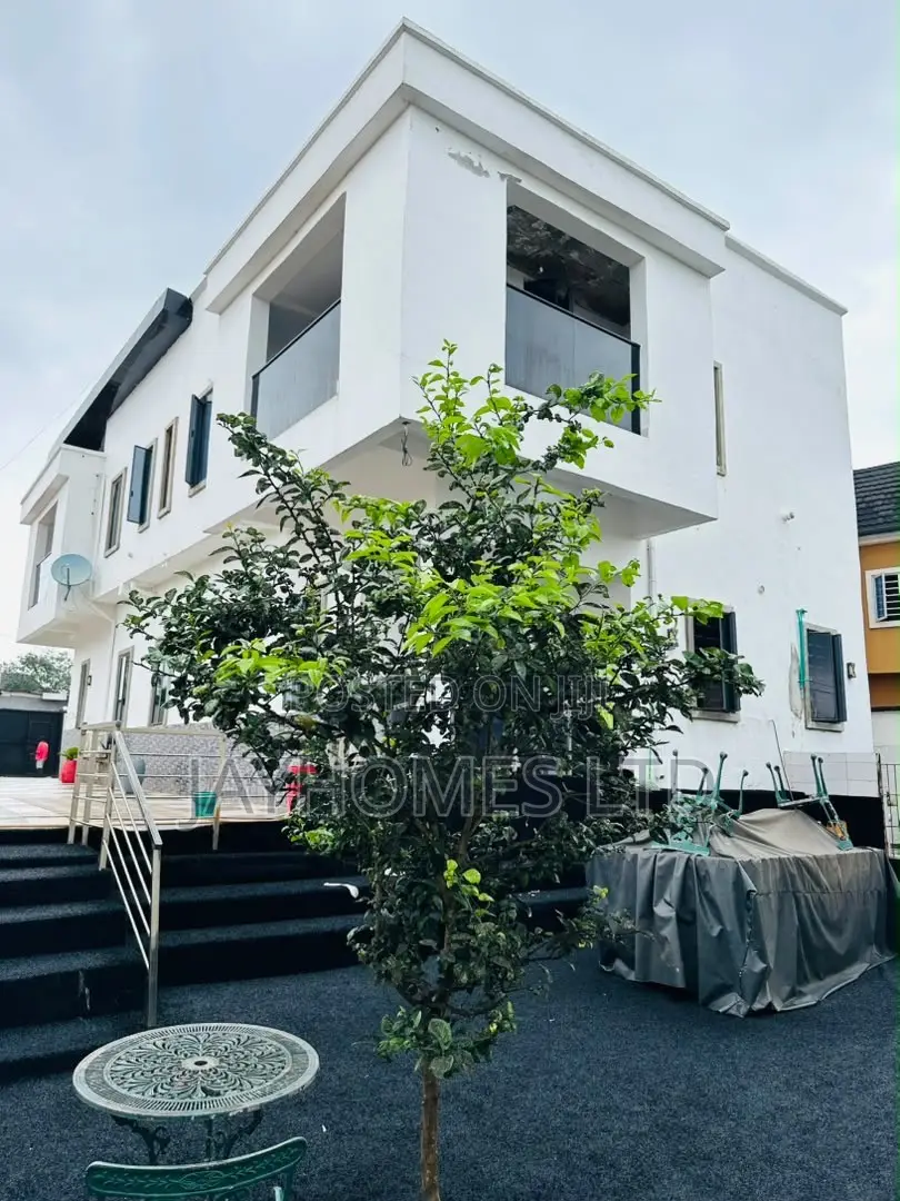 4bdrm Duplex in Redeem Road, Oshimili South for sale in Oshimili South