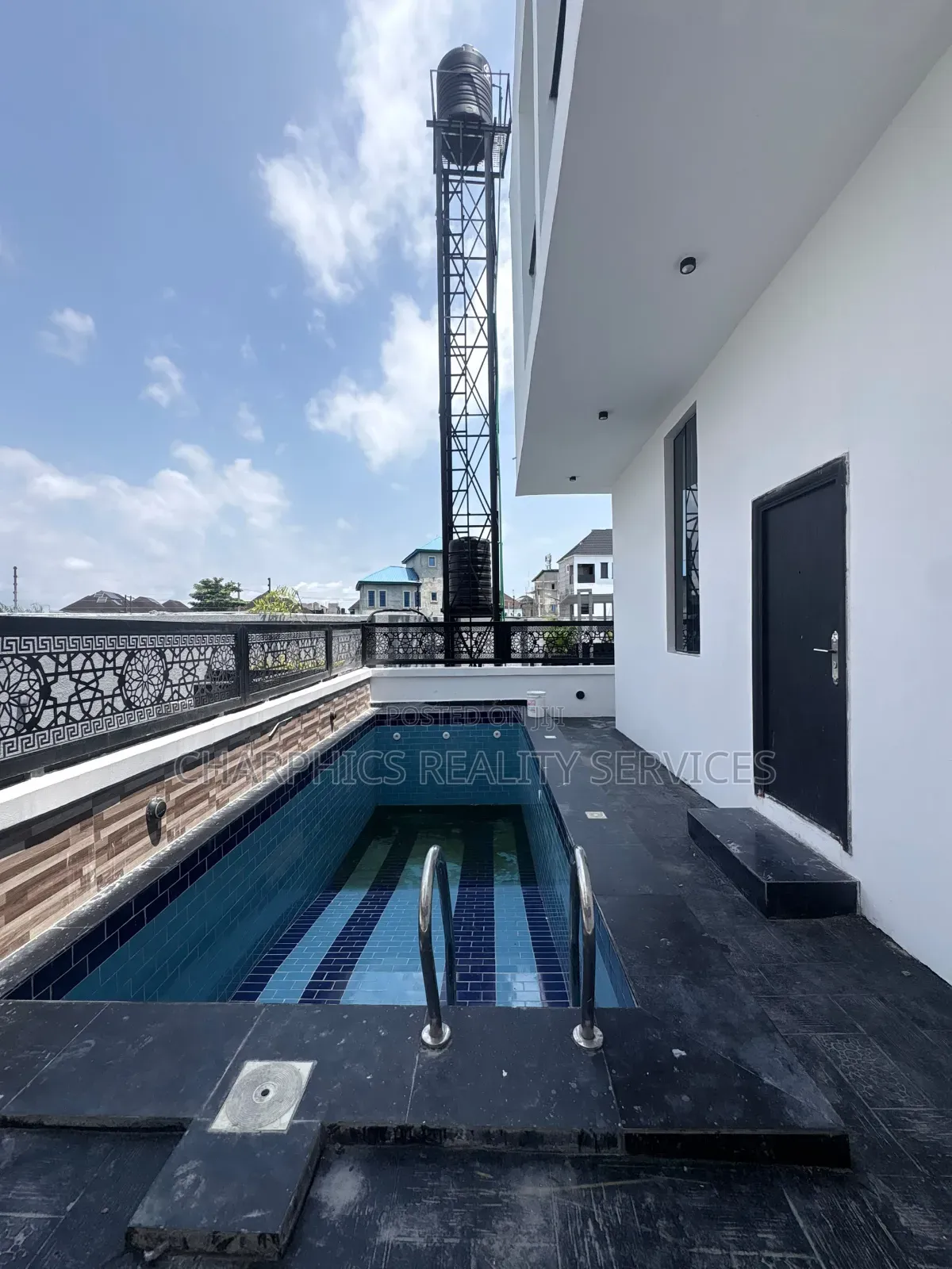 5bdrm Duplex in Chevron for sale in Chevron