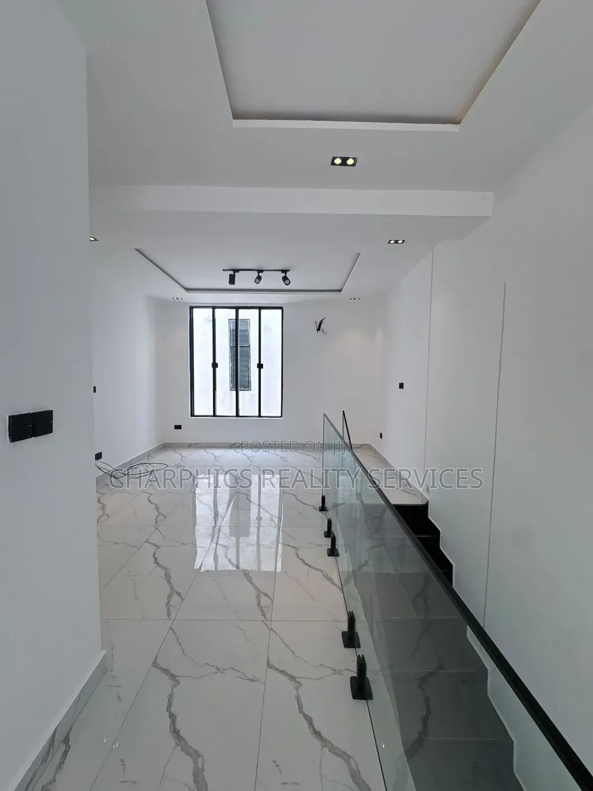 5bdrm Duplex in Chevron for sale in Chevron