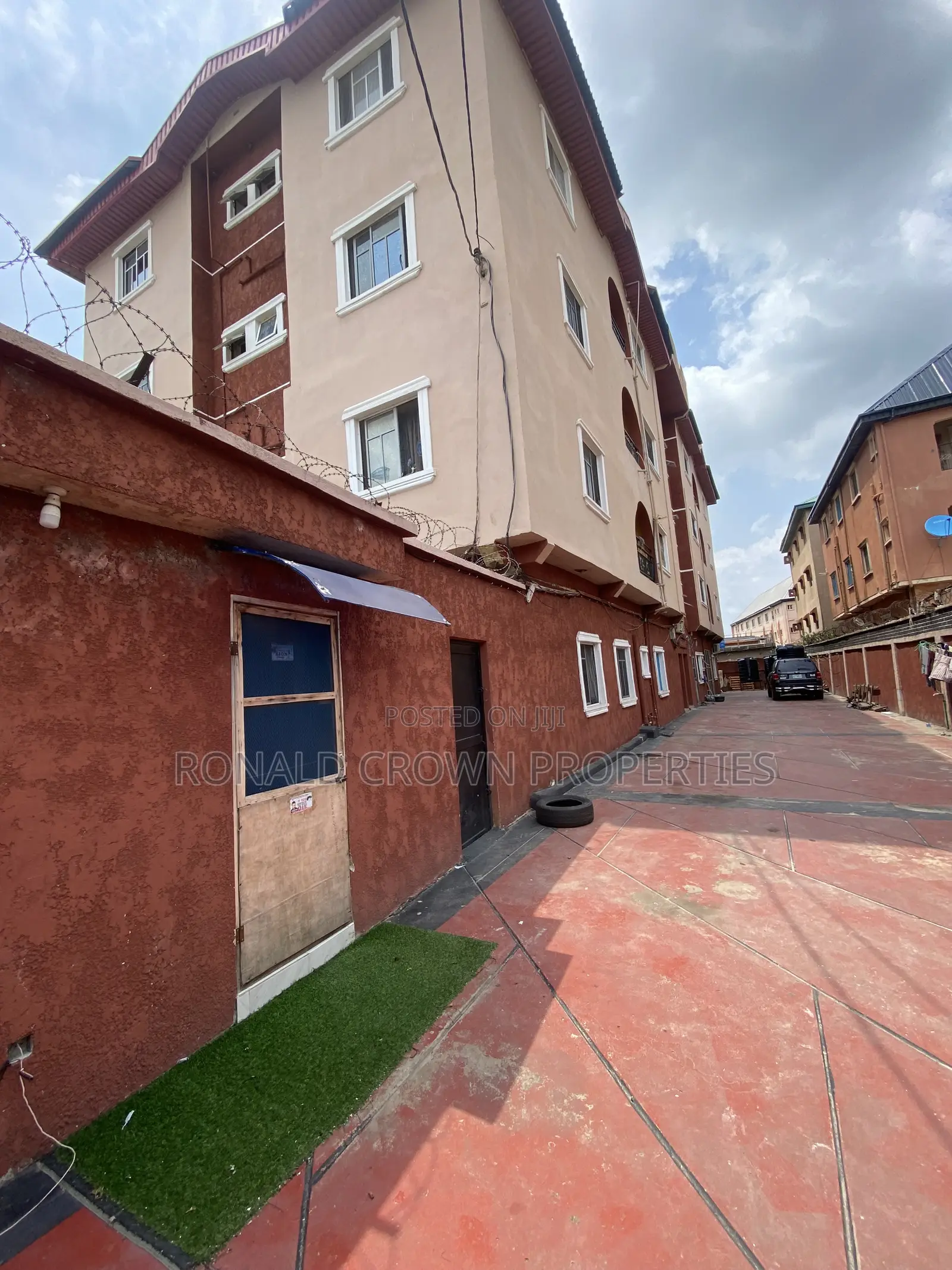 2bdrm Block of Flats in Satellite Town for sale in Satellite Town