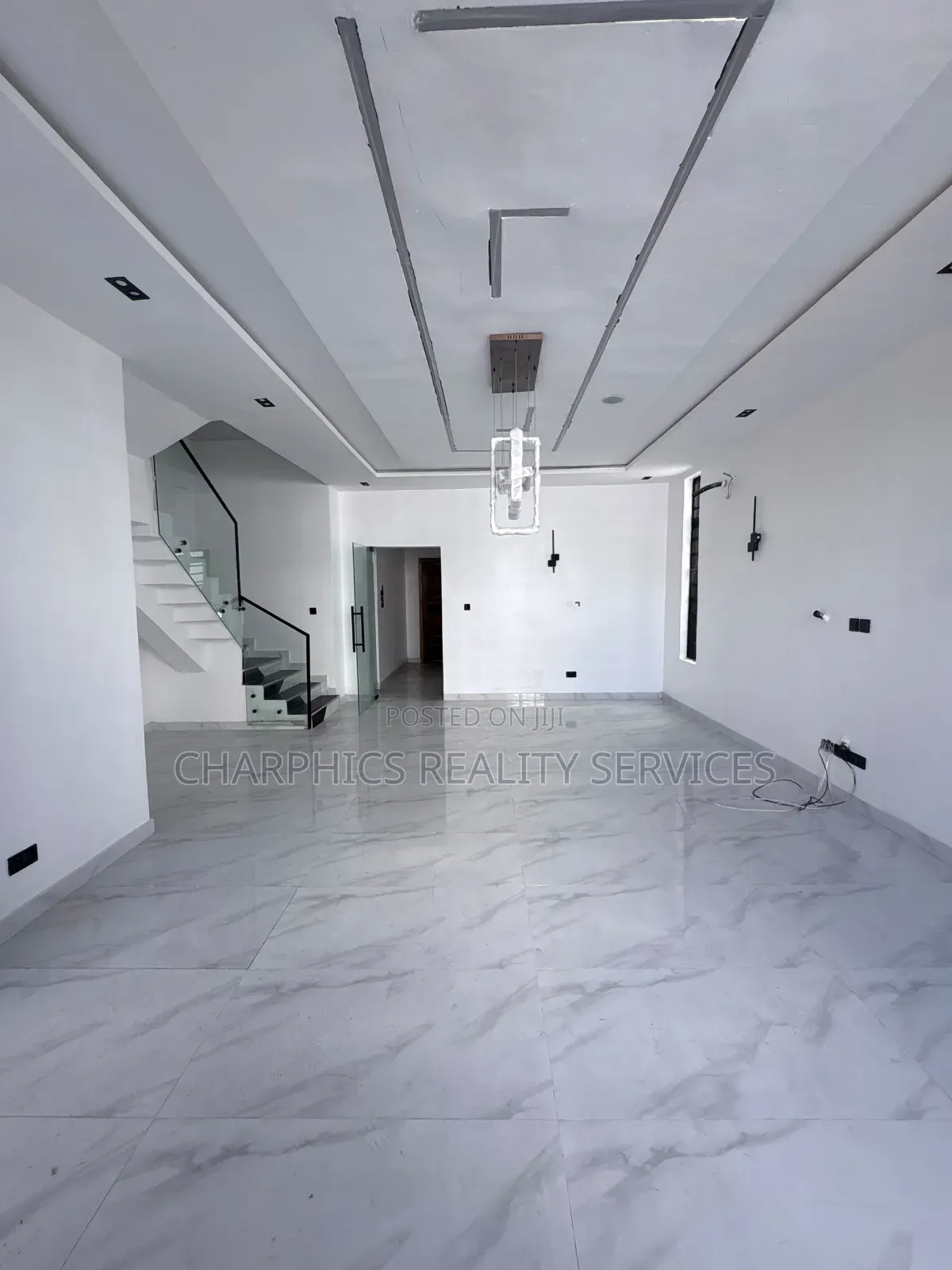 5bdrm Duplex in Chevron for sale in Chevron