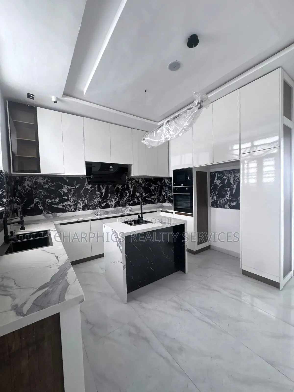 5bdrm Duplex in Chevron for sale in Chevron