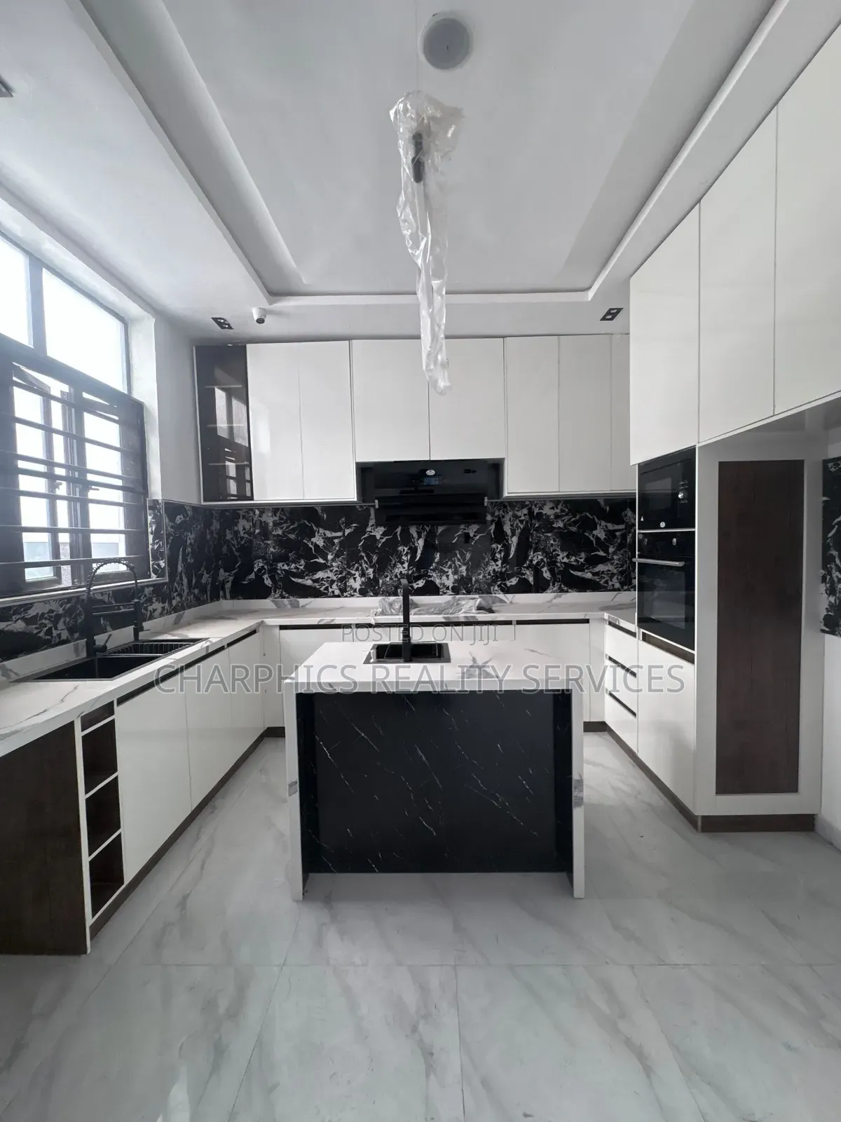 5bdrm Duplex in Chevron for sale in Chevron