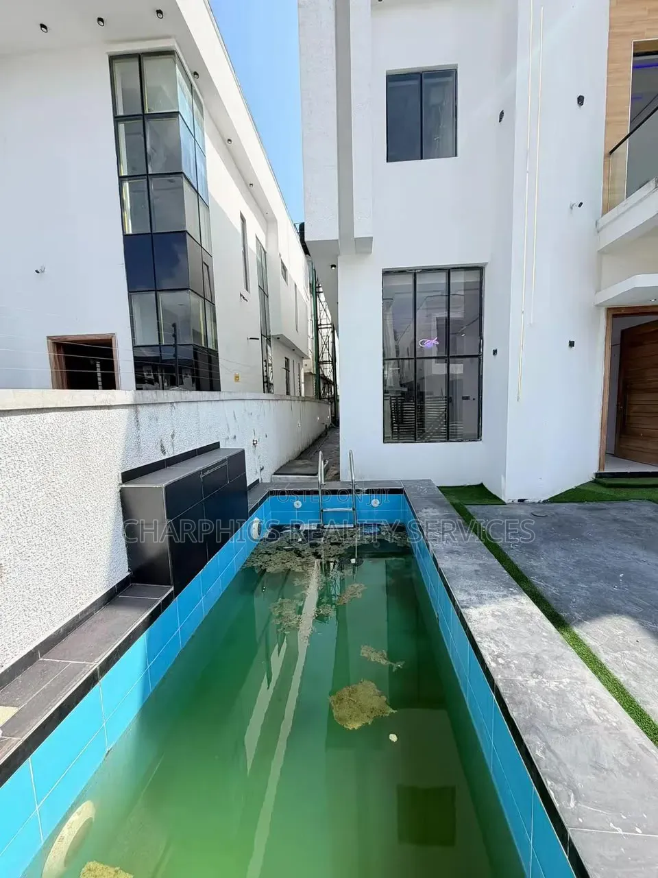 4bdrm Duplex in Chevron for sale in Chevron