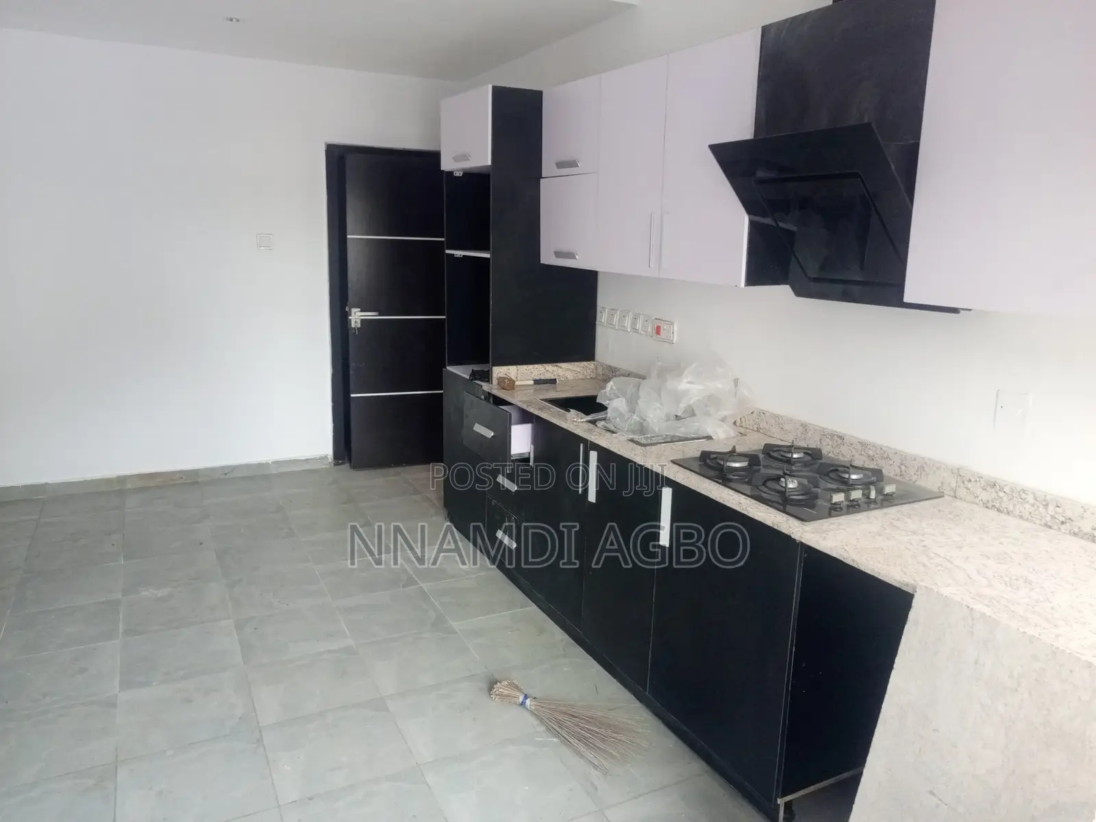 4bdrm Duplex in Chevron for rent in Chevron